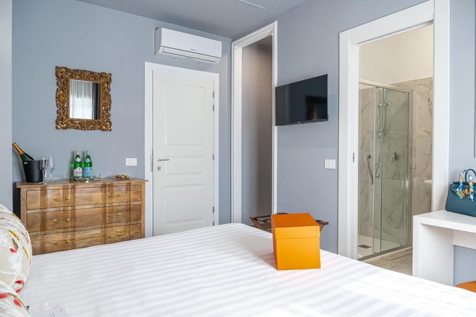 Bed, Bathroom, TV and multimedia, Photo of the whole room, Bedroom, towels, wardrobe, air conditioner