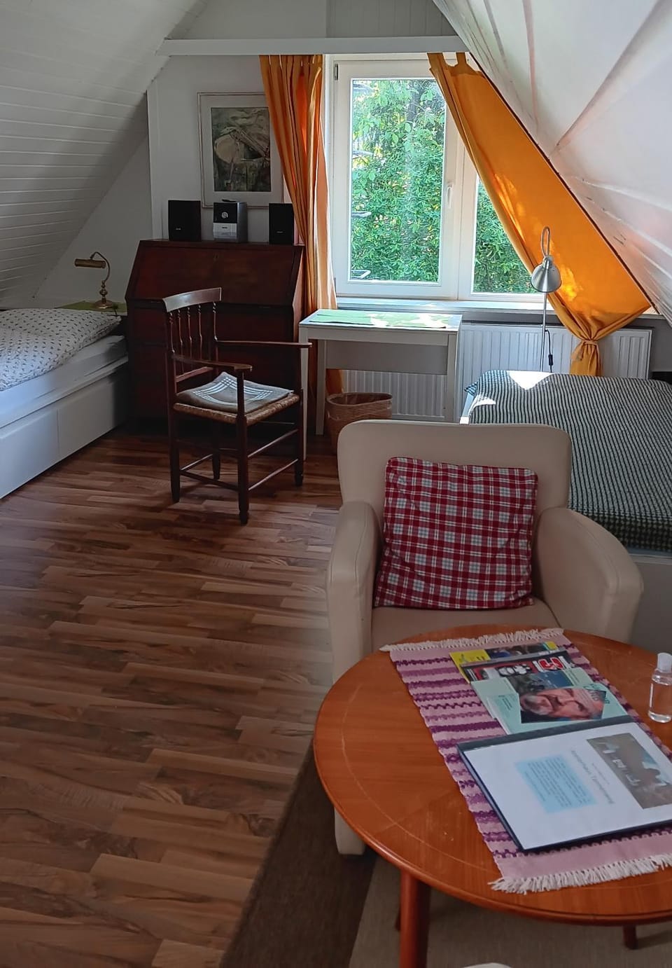 Bed, Living room, Bedroom