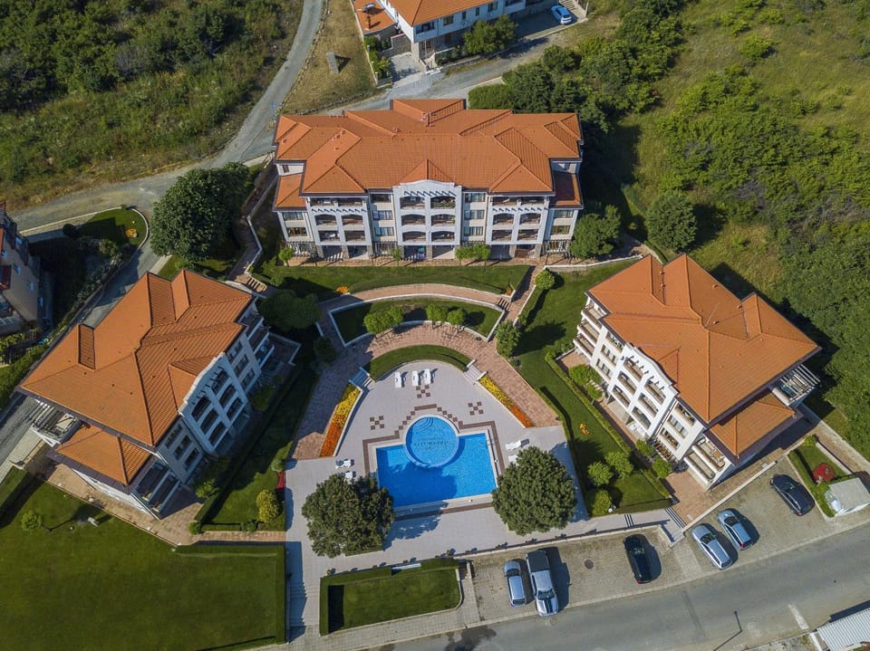 Property building, Bird's eye view, Swimming pool
