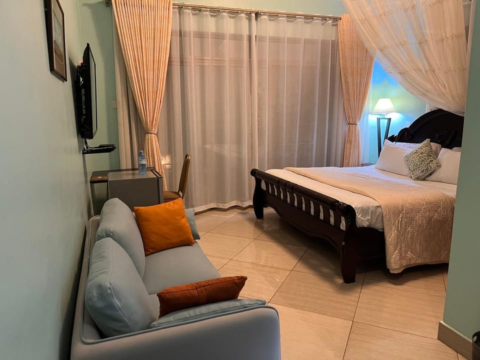 TV and multimedia, Photo of the whole room, Seating area, Bedroom