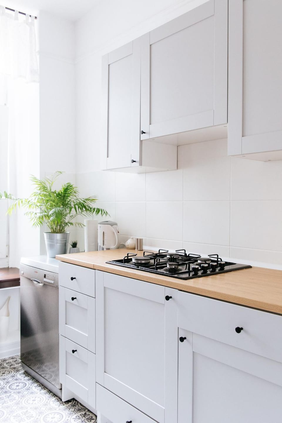 Coffee/tea facilities, Kitchen or kitchenette, Inner courtyard view