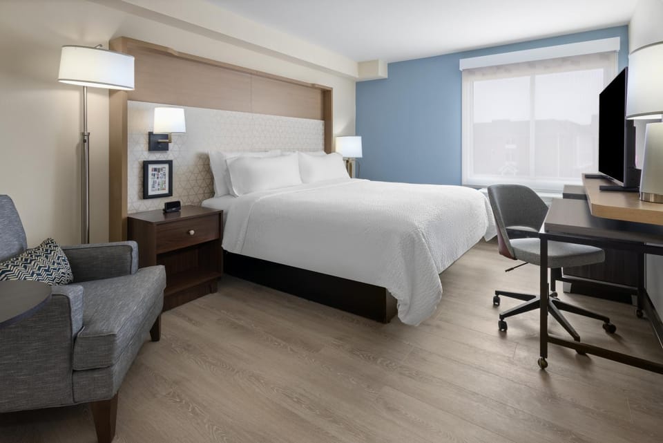 Bed, TV and multimedia, Bedroom