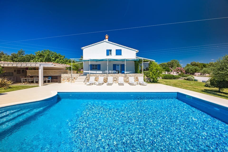 Property building, Day, Pool view, Swimming pool, sunbed