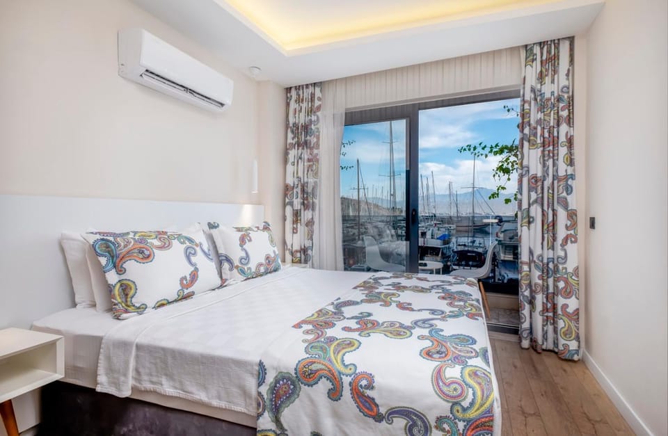 Bed, Bedroom, City view, Sea view, Street view