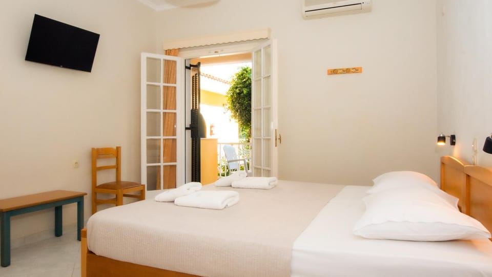 Bed, TV and multimedia, Photo of the whole room, Bedroom, towels, air conditioner