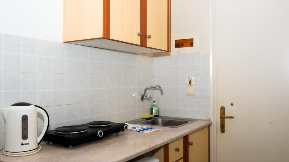 Coffee/tea facilities, Kitchen or kitchenette, stove