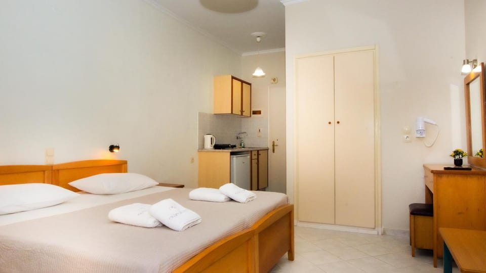 Bed, Kitchen or kitchenette, Photo of the whole room, Bedroom, towels, wardrobe
