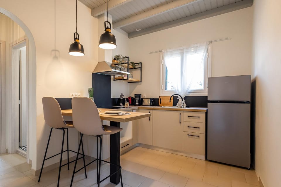 Coffee/tea facilities, Kitchen or kitchenette, Dining area, stove, kitchen