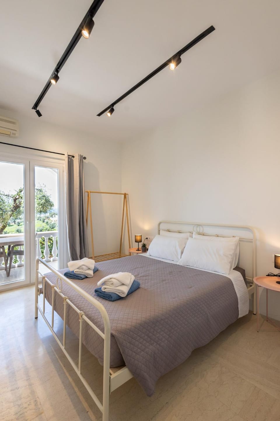 Bed, Bedroom, towels
