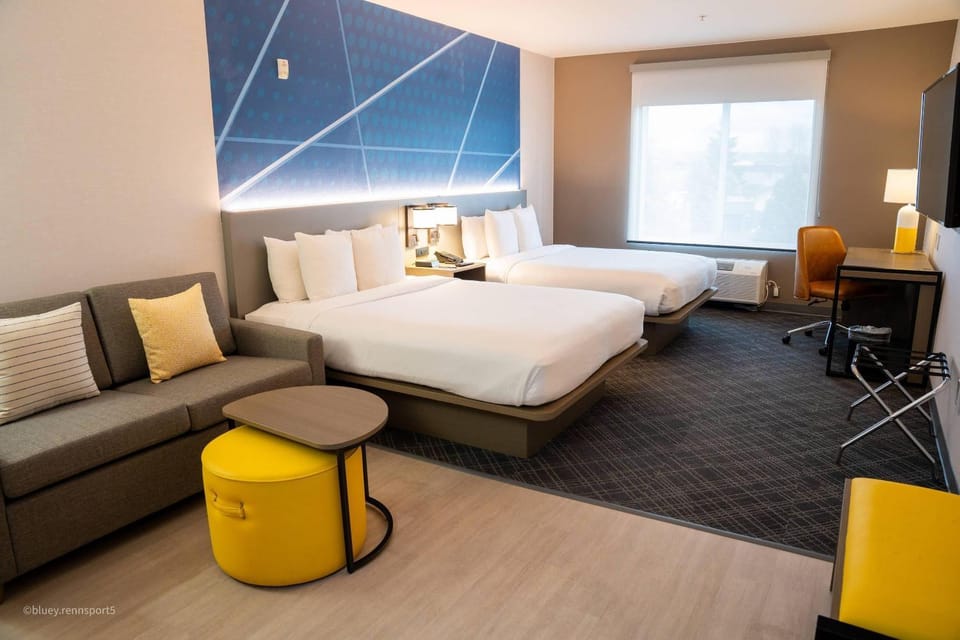 Bed, Living room, Photo of the whole room, Seating area, Bedroom