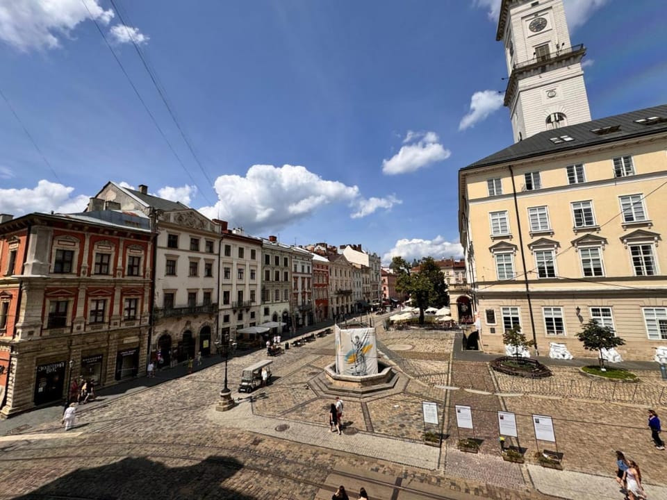 Property building, Nearby landmark, Day, Neighbourhood, City view, Street view, Location