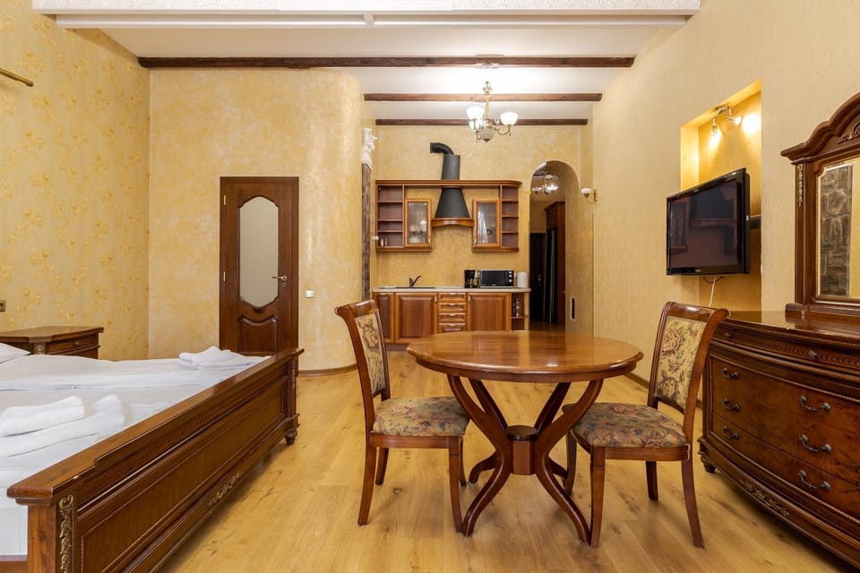 Bed, TV and multimedia, Kitchen or kitchenette, Living room, Photo of the whole room, Seating area, Dining area, Bedroom, wardrobe
