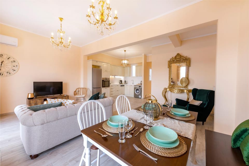 TV and multimedia, Coffee/tea facilities, Living room, Seating area, Dining area