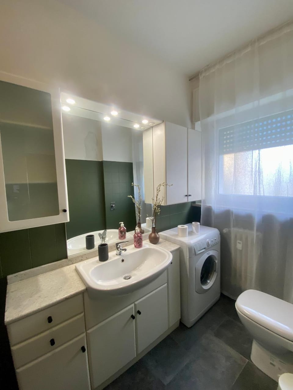 Shower, Toilet, Bathroom, towels, washing machine