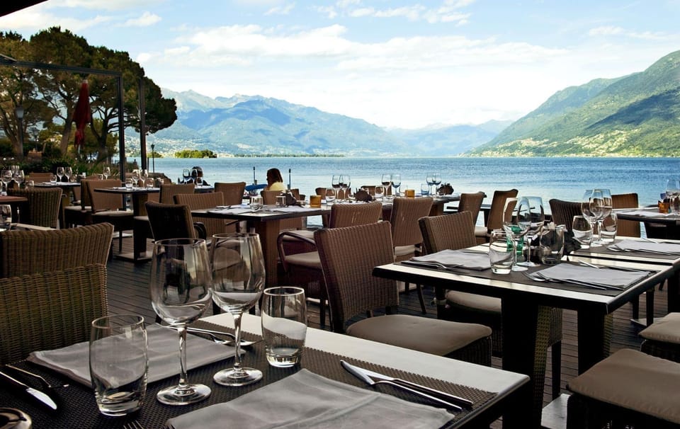 Restaurant/places to eat, Dining area, Lake view, Mountain view