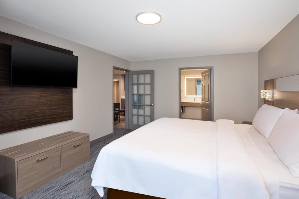 Bed, TV and multimedia, Bedroom