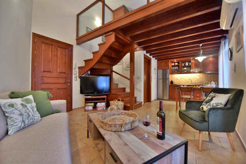 Kitchen or kitchenette, Seating area, Dining area