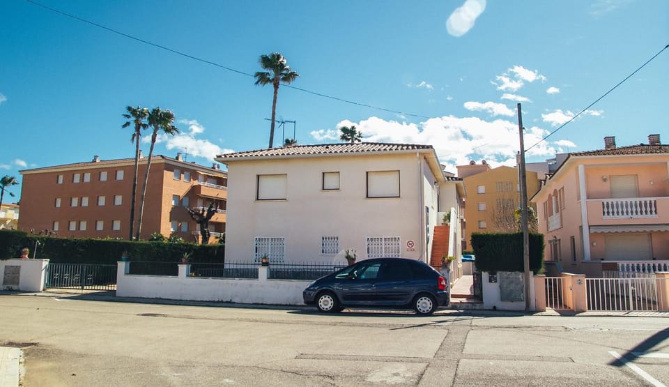 Property building, Facade/entrance, Off site, Neighbourhood, Area and facilities