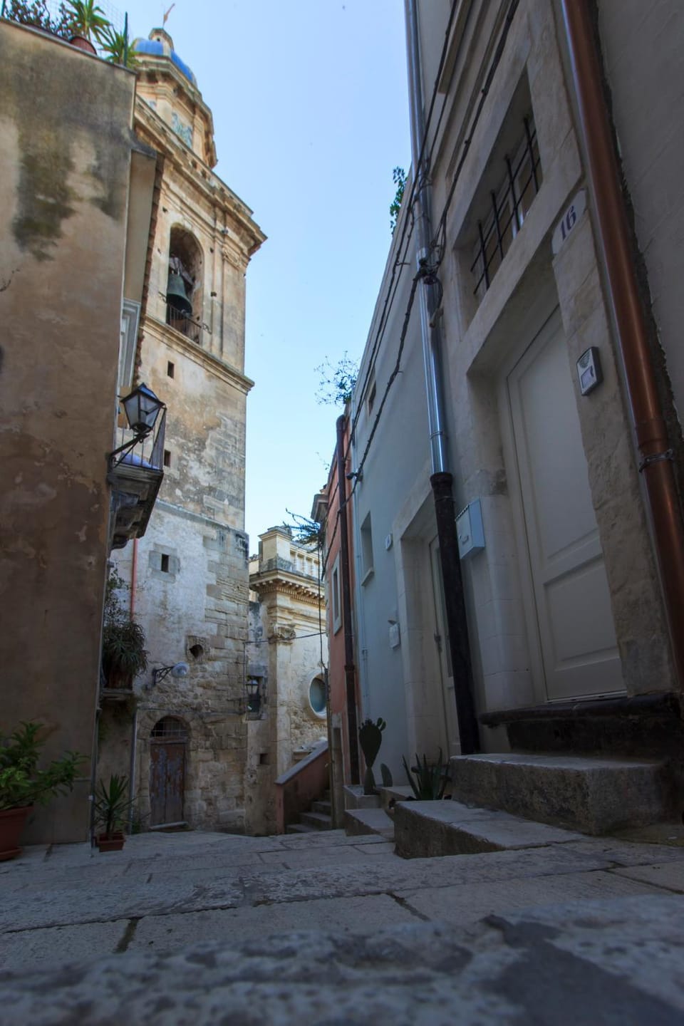 Property building, Facade/entrance, Neighbourhood, Landmark view