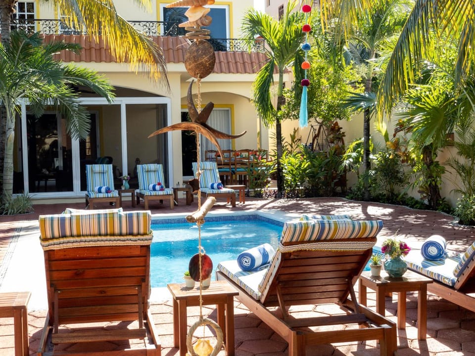 Shower, Toilet, Patio, Patio, BBQ facilities, BBQ facilities, Garden, Garden, Bathroom, Seating area, Dining area, Bedroom, Swimming pool, Swimming pool