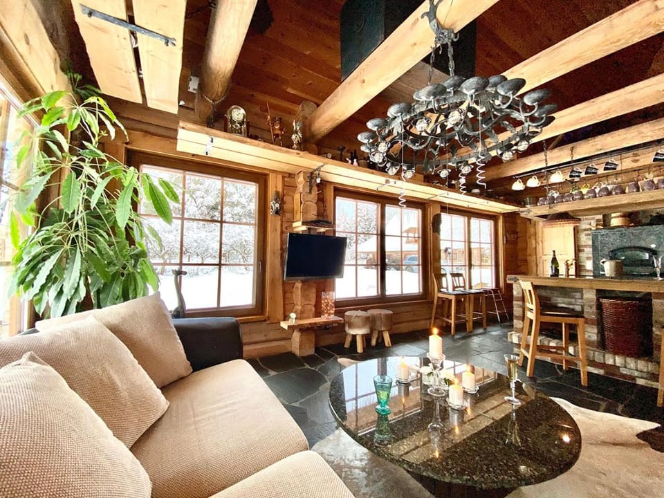 Communal lounge/ TV room, TV and multimedia, Living room, Seating area, Evening entertainment