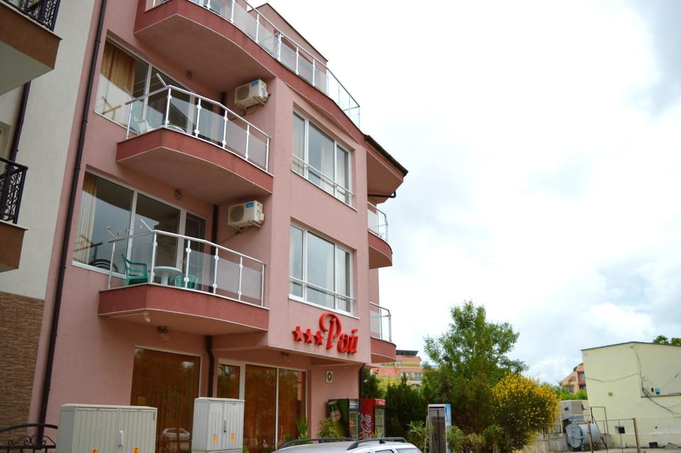 Facade/entrance
