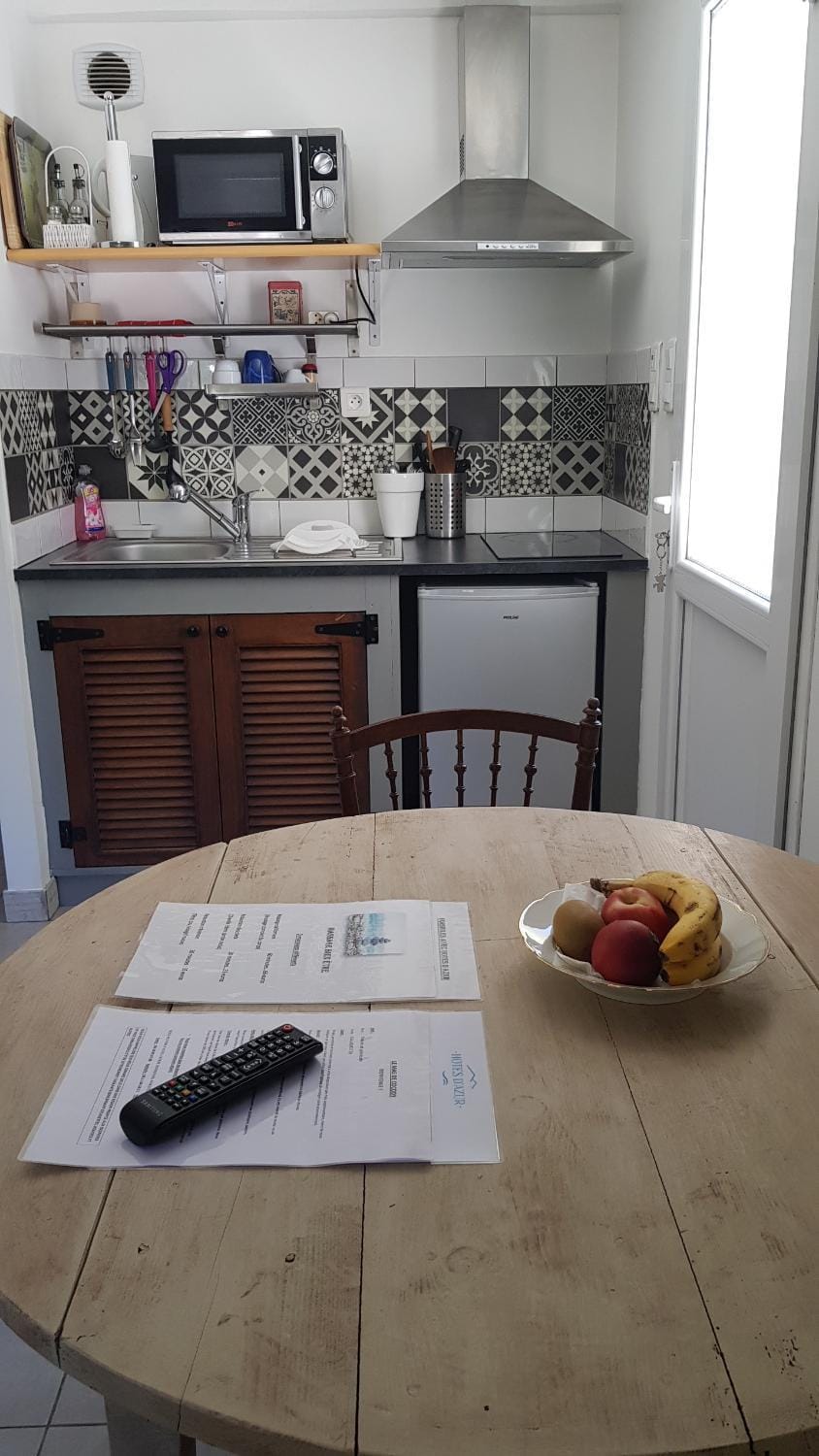 Kitchen or kitchenette, Dining area