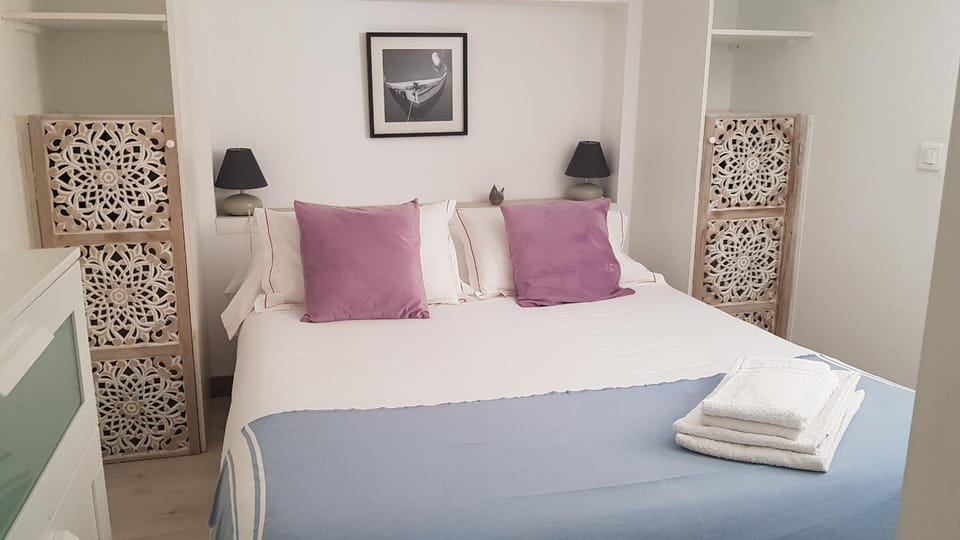 Photo of the whole room, towels