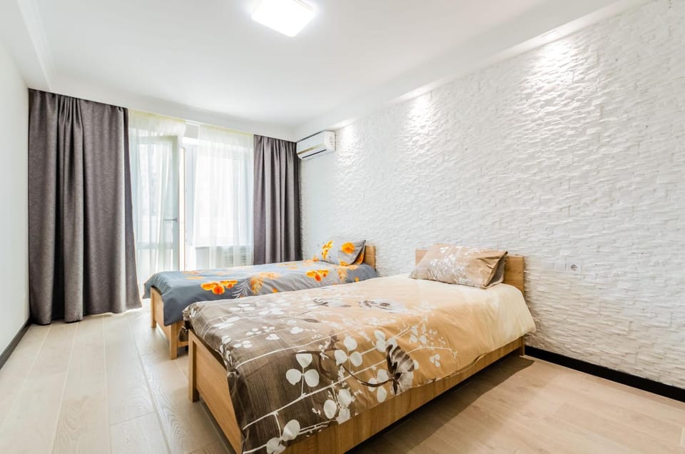 Bedroom, City view