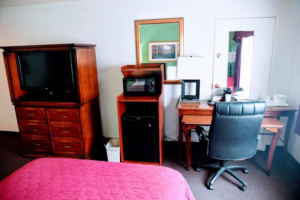 TV and multimedia, Photo of the whole room, Seating area, Bedroom