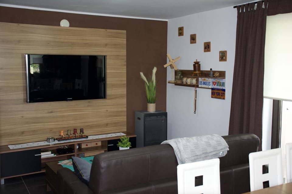 Communal lounge/ TV room, TV and multimedia, Living room, Seating area, Dining area, Evening entertainment