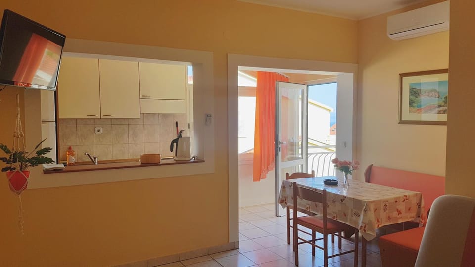 TV and multimedia, Kitchen or kitchenette, Living room, Seating area, Dining area