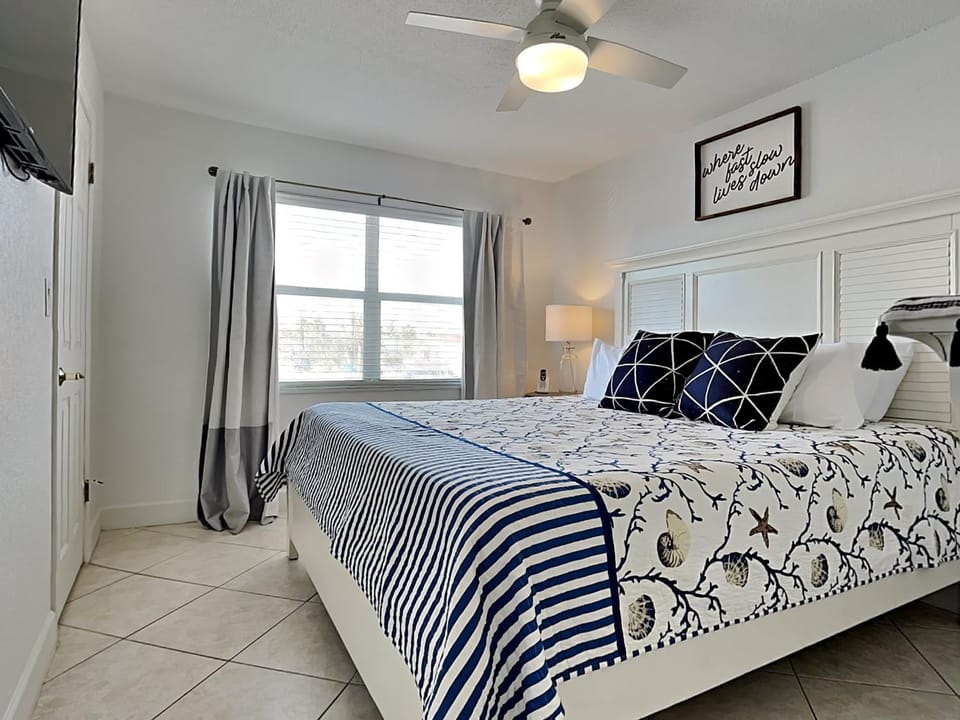 Bed, TV and multimedia, Bedroom