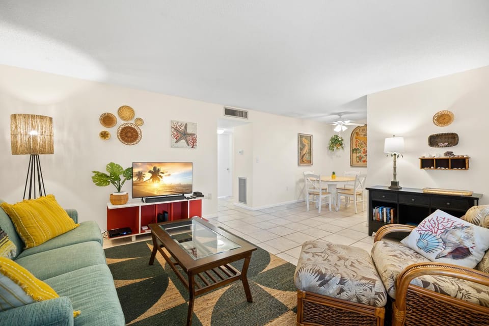 TV and multimedia, Living room, Seating area, Dining area, furniture, air conditioner
