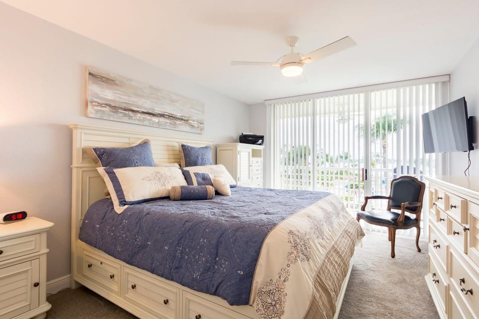 Bed, TV and multimedia, Balcony/Terrace, Seating area, Bedroom, furniture, wardrobe