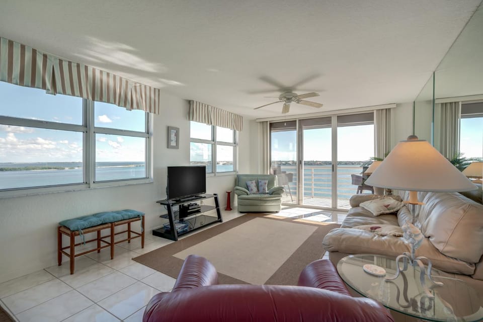 TV and multimedia, View (from property/room), Balcony/Terrace, Living room, Seating area, Sea view, furniture