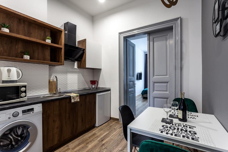 Kitchen or kitchenette, Dining area