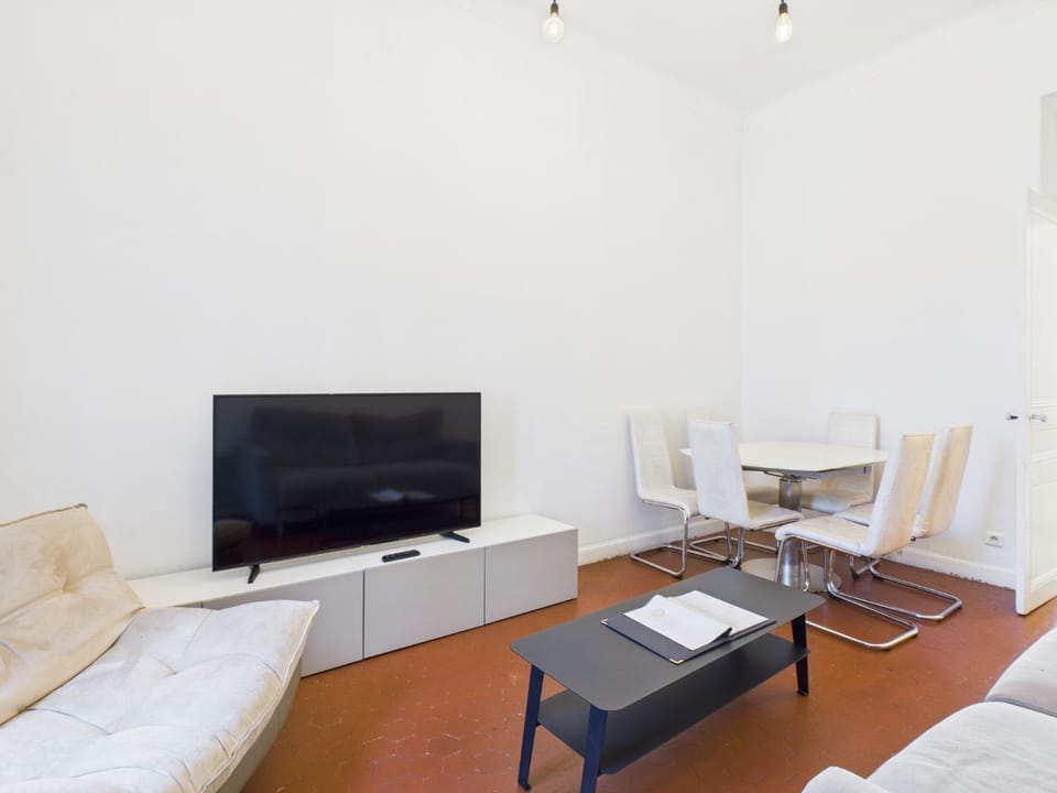 Communal lounge/ TV room, Living room, Seating area, Seasons