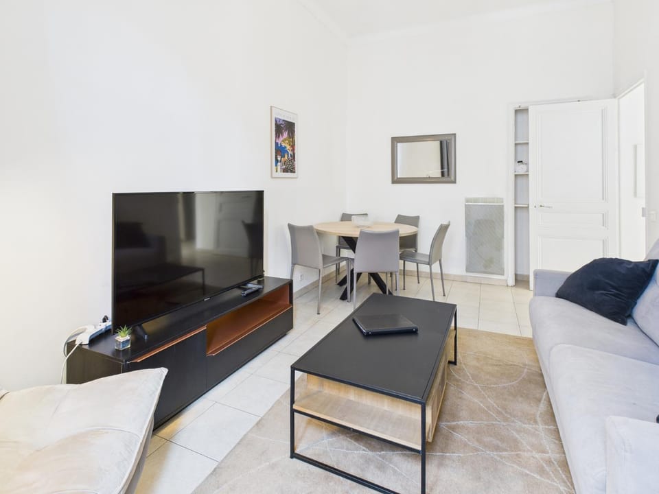 Communal lounge/ TV room, Living room, City view, children, group of guests, group of guests, Family, furniture