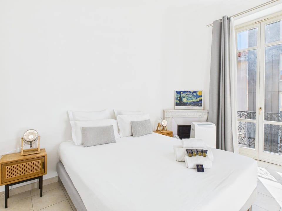 Bed, Night, Balcony/Terrace, Photo of the whole room, Bedroom, safe, air conditioner