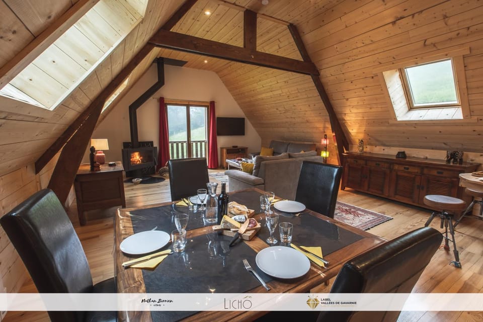 Living room, Dining area, fireplace