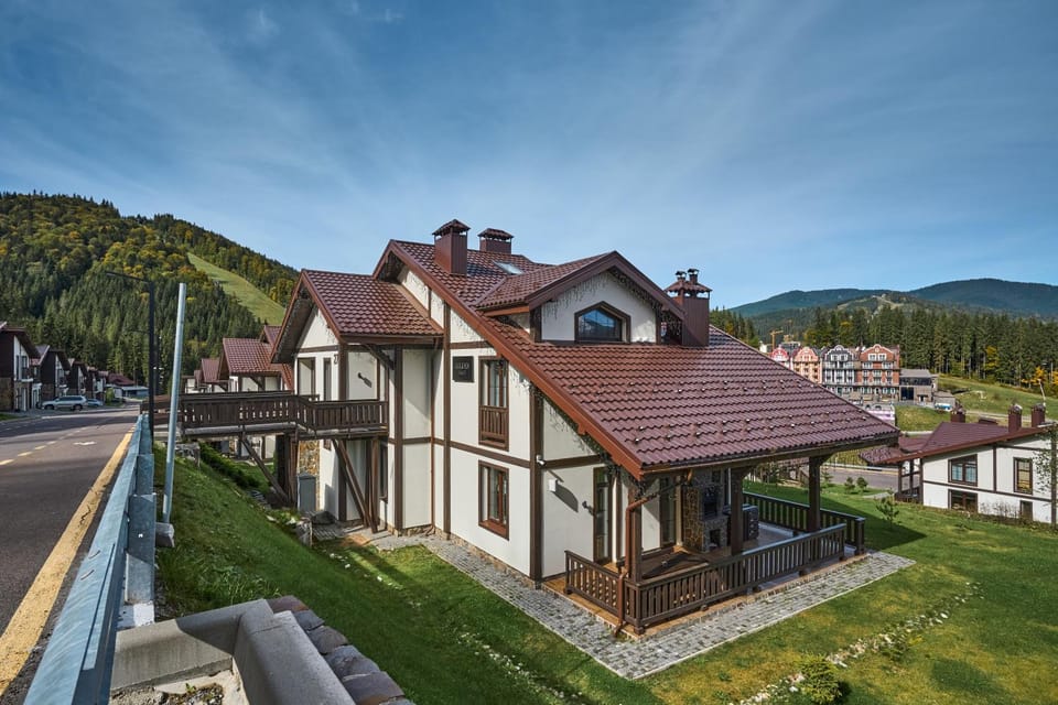 Property building, Facade/entrance, Neighbourhood, Natural landscape, Bird's eye view, Mountain view
