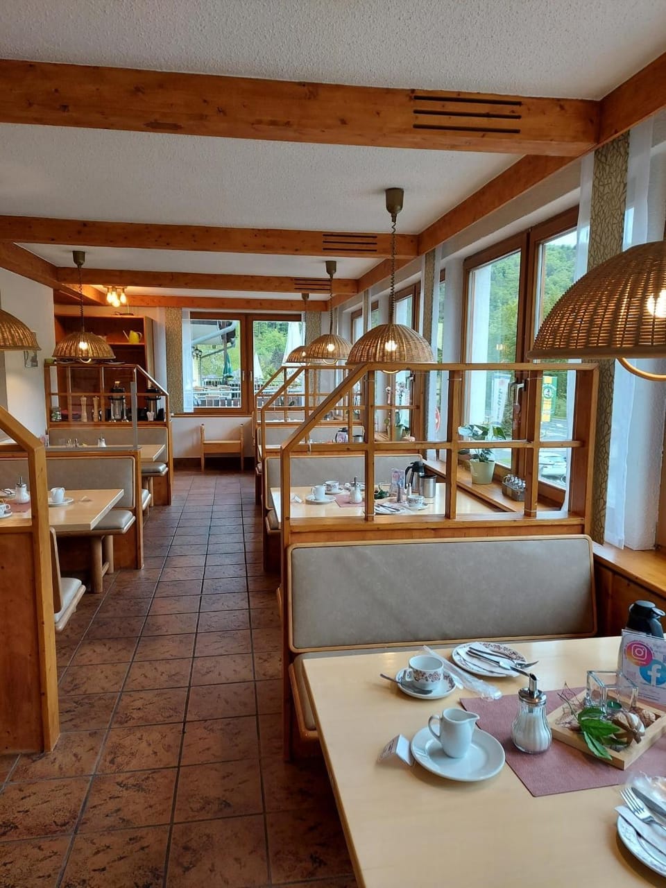 Restaurant/places to eat, Restaurant/places to eat, Food and drinks, Seating area, Food