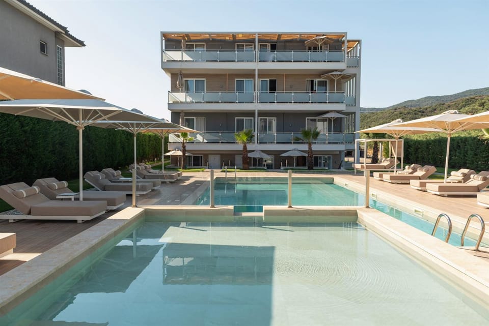 Property building, Garden, Swimming pool