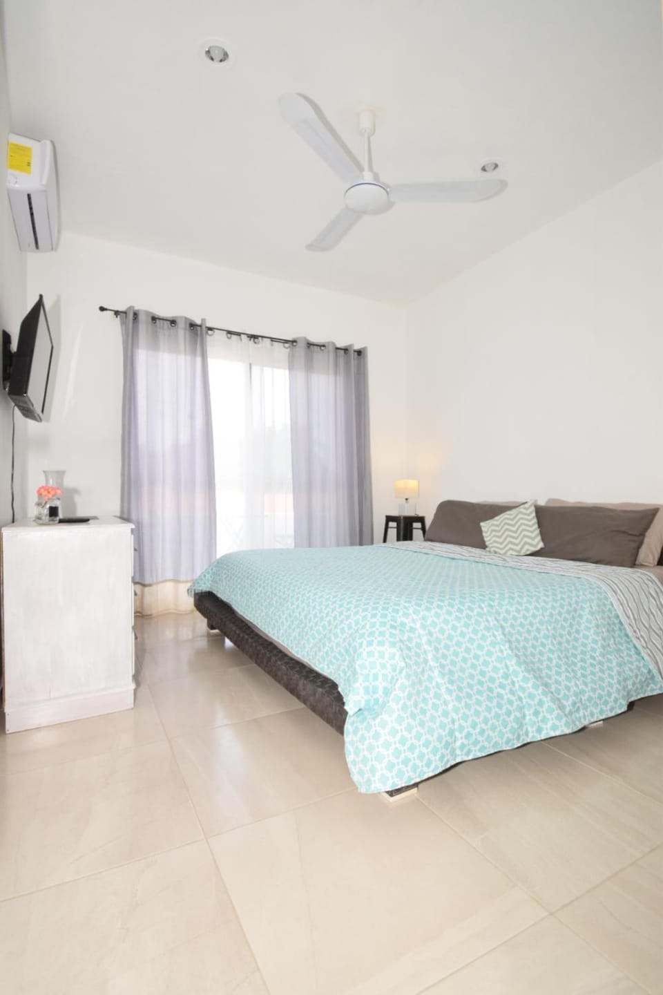 Bed, TV and multimedia, Photo of the whole room, Bedroom