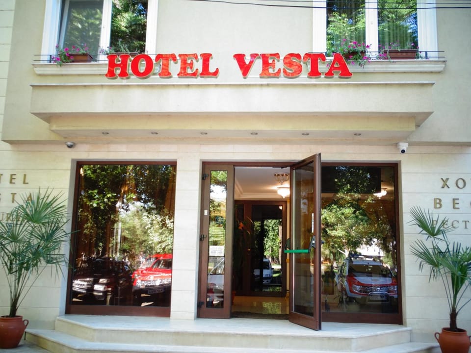 Patio, Restaurant/places to eat, BBQ facilities, Garden, Lobby or reception, Banquet/Function facilities, City view, Lake view, Street view, Dinner, Alcoholic drinks, Non alcoholic drinks