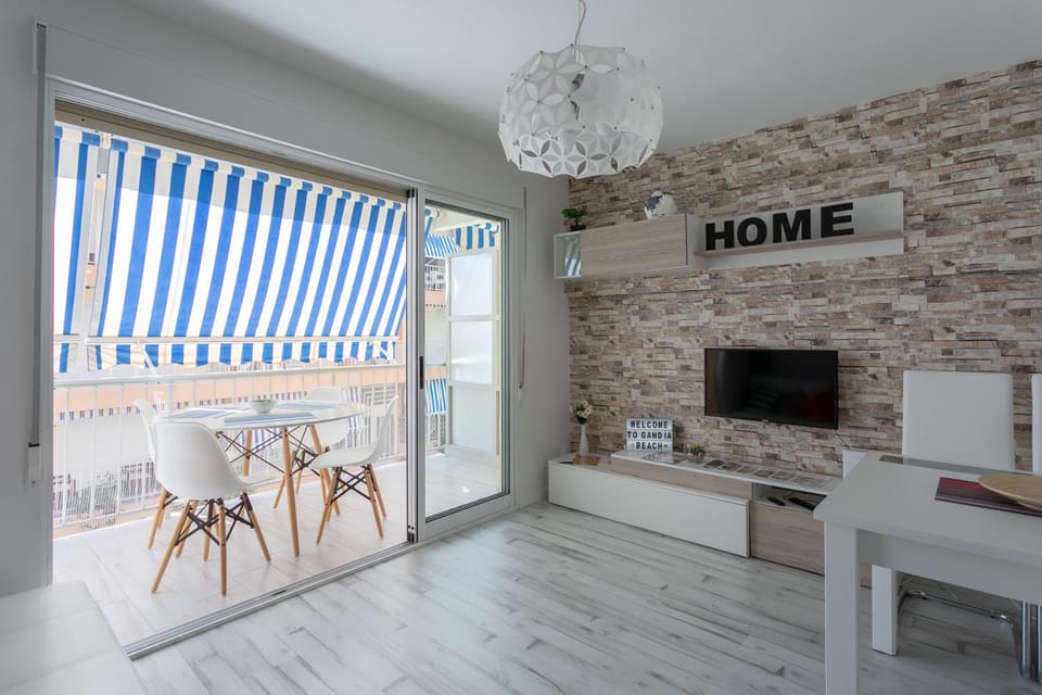 Communal lounge/ TV room, Balcony/Terrace, Living room