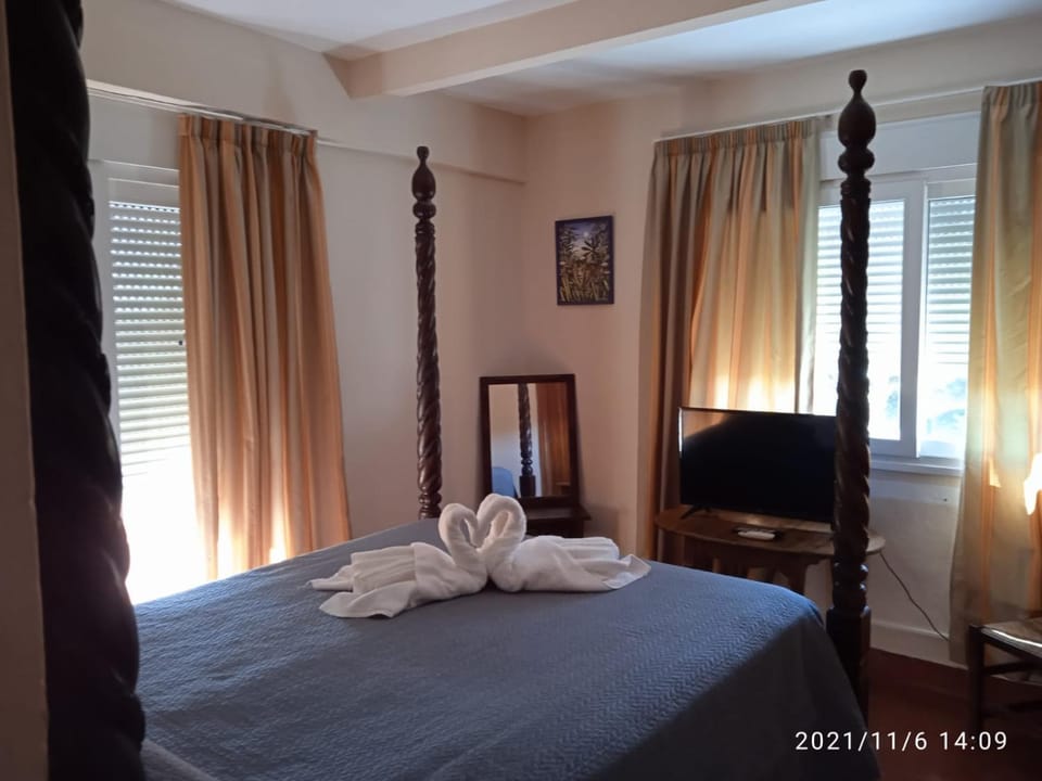 Bed, TV and multimedia, Photo of the whole room, Bedroom, towels