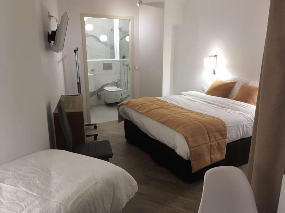 Toilet, Bed, Bathroom, TV and multimedia, Photo of the whole room, Bedroom