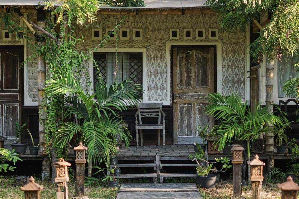 Property building, Decorative detail, Garden view